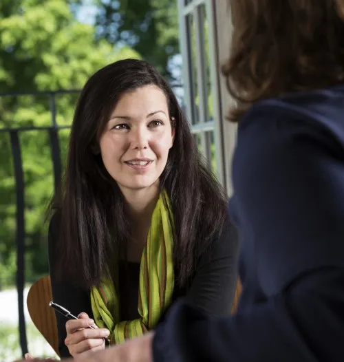 istock-jeune-femme-parlant-à-un-collègue-gm517598447-49300682